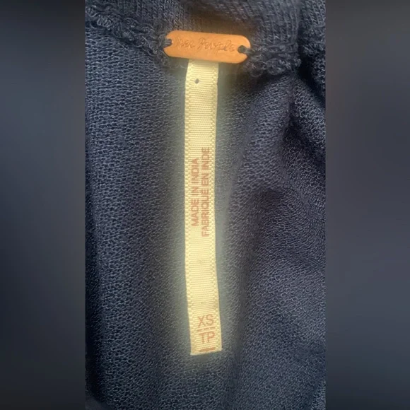 EUC FREE PEOPLE NAVY-BLUE FLORAL FLUTED HI-LOW DEEP V-NECK BLOUSE SIZE XS/FITS S - Picture 11 of 14